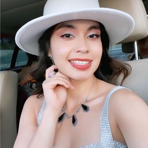 Meet your Posher, Leslie